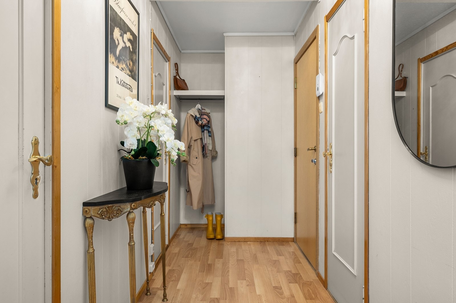 Entréen er på 5,7 m². Leiligheten disponerer to boder i kjelleren og en på loftet for ekstra oppbevaring. Galleribilde