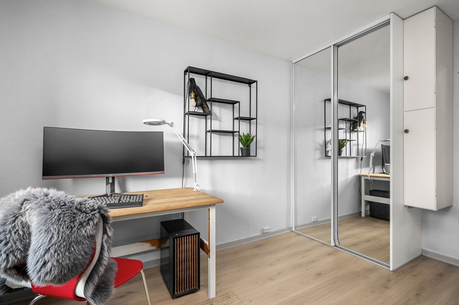 Garderobeskap for praktisk oppbevaring medfølger handelen. Galleribilde