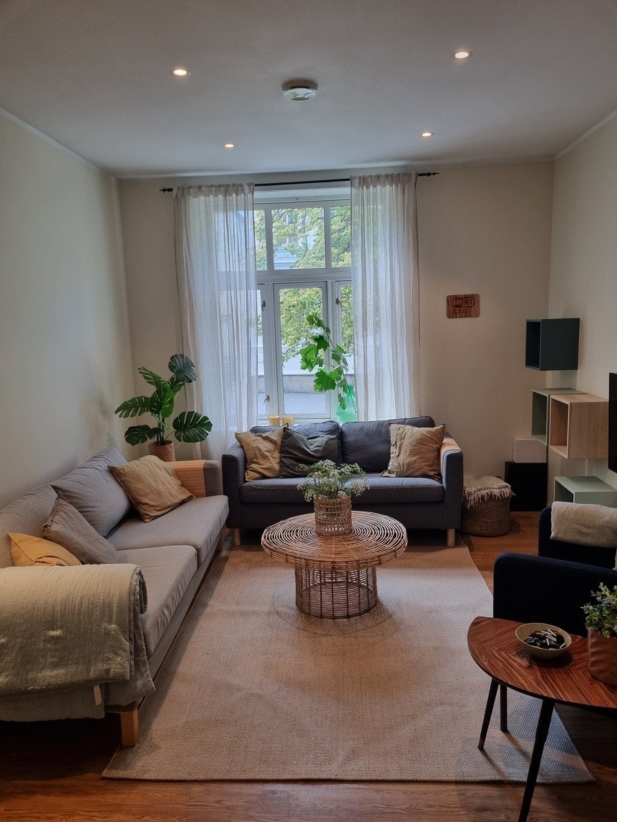 Hyggelig og romslig felles stue Galleribilde