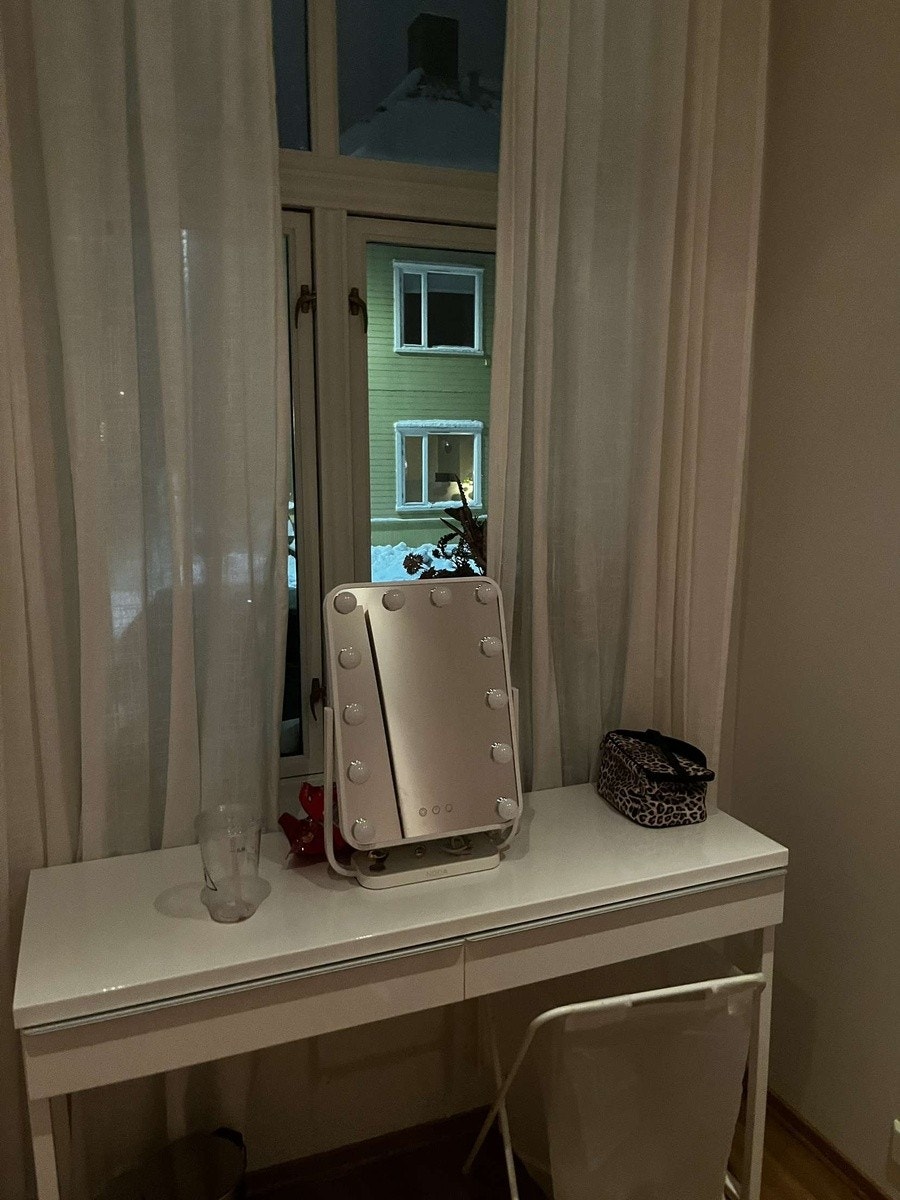 Rom 104 skrivepult foran vindu Galleribilde