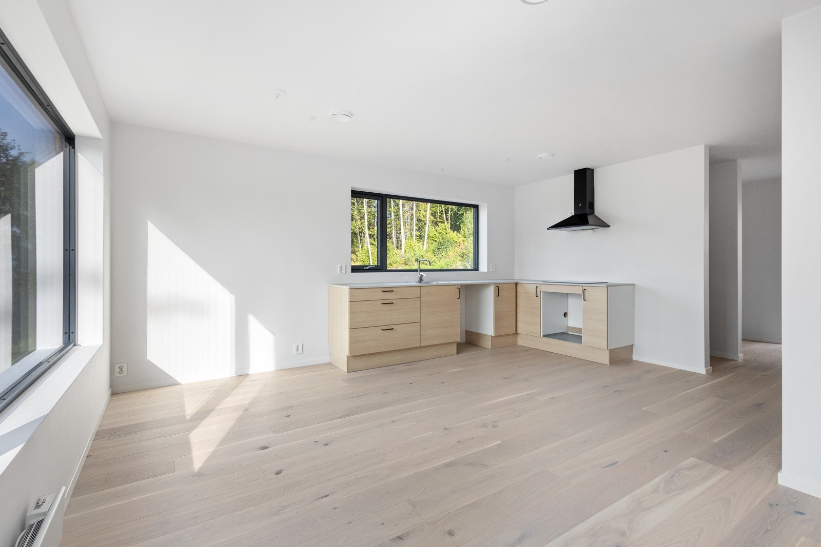 Åpen stue- og kjøkkenløsning med god plass til sofagruppe og spisestue. Galleribilde