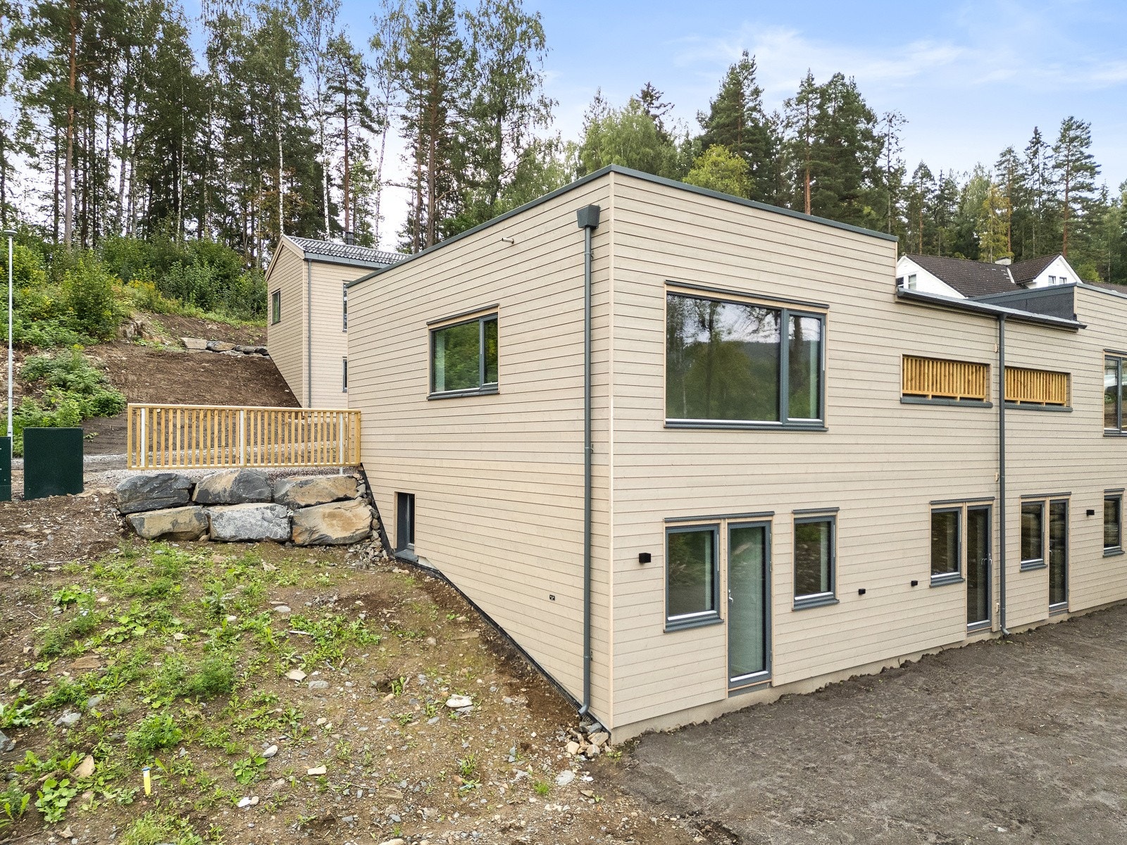 Nyoppført del av tomannsbolig med god planløsning og moderne standard. Galleribilde