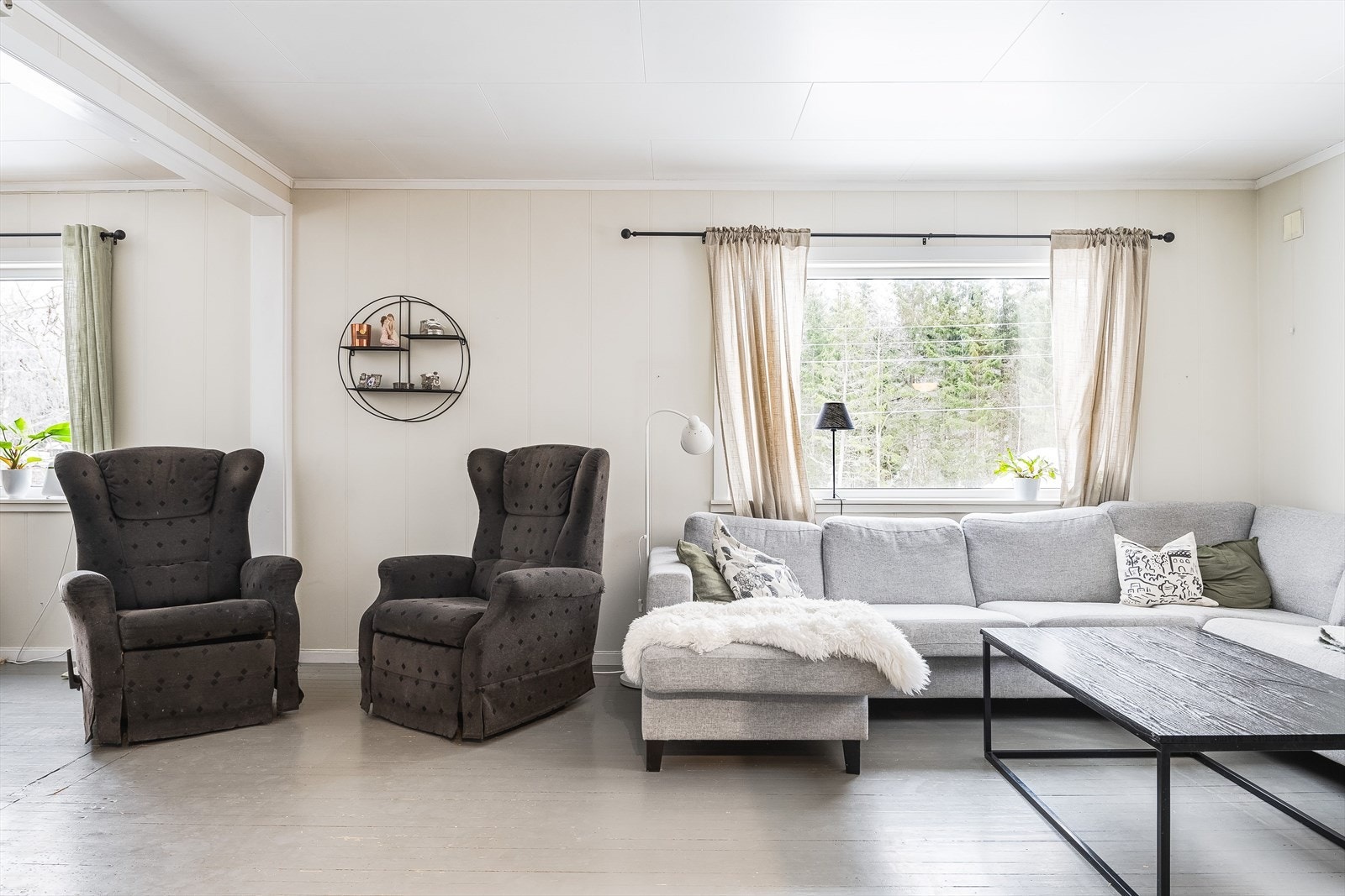 Stuen som er det naturlig oppholdsrommet i boligen, og er et stort, lyst og hyggelig rom. Galleribilde