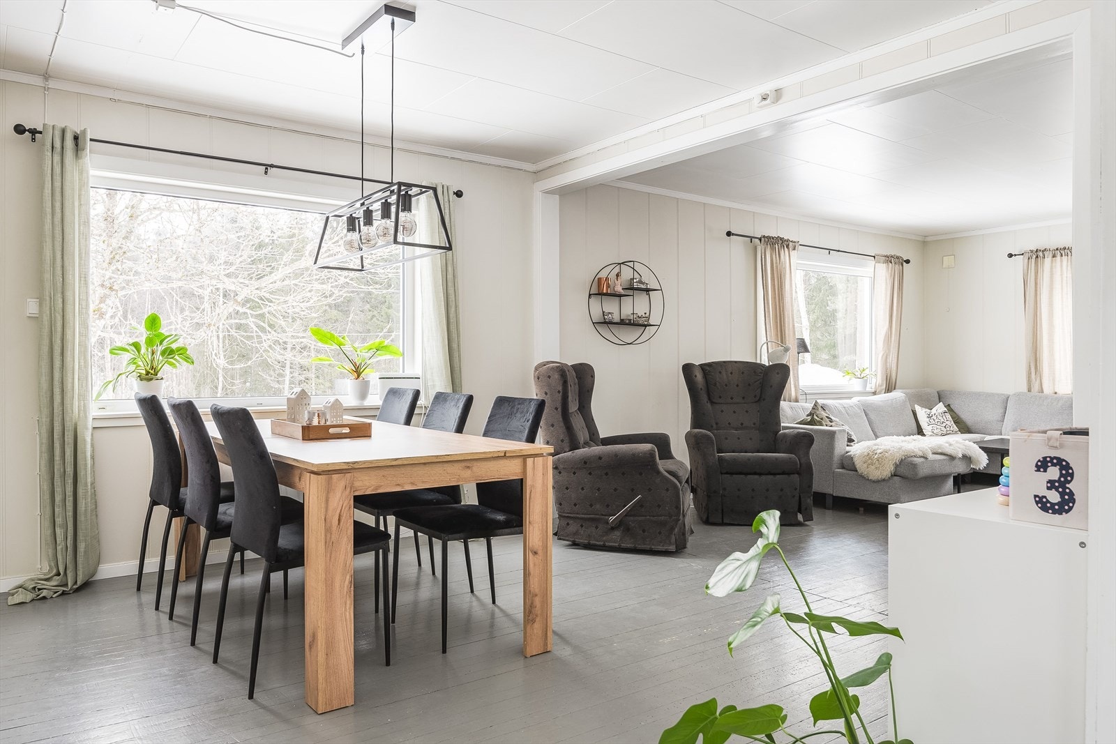 Stuen er et lyst og romslig rom med god plass til flere ulike soner og sittegrupper. Galleribilde