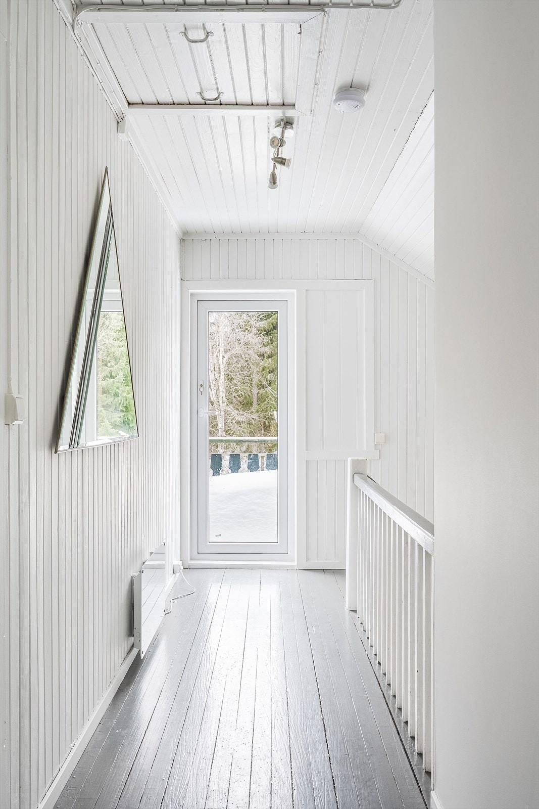 Gang/trapperom i 2. etasje med utgang til vestvendt balkong. Galleribilde