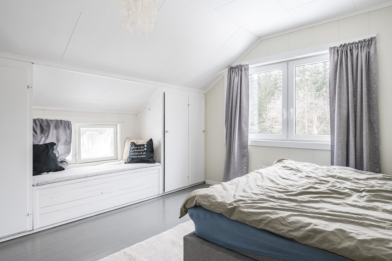 Boligen inneholder totalt 3 soverom. Alle soverommene ligger i 2. etasje sammen med et ekstra toalett/vaskerom. Galleribilde