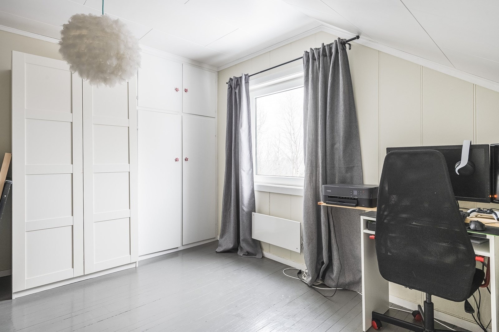 På soverommet er det god oppbevaringsplass i plassbygget garderobeskap i tillegg til nyere frittstående garderobeskap. Galleribilde