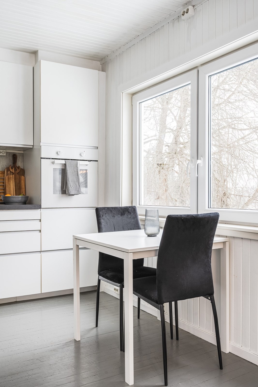 Ved vinduet er det plass til et koselig frokostbord, som gjør at også kjøkkenet blir et naturlig oppholdsrom. Galleribilde