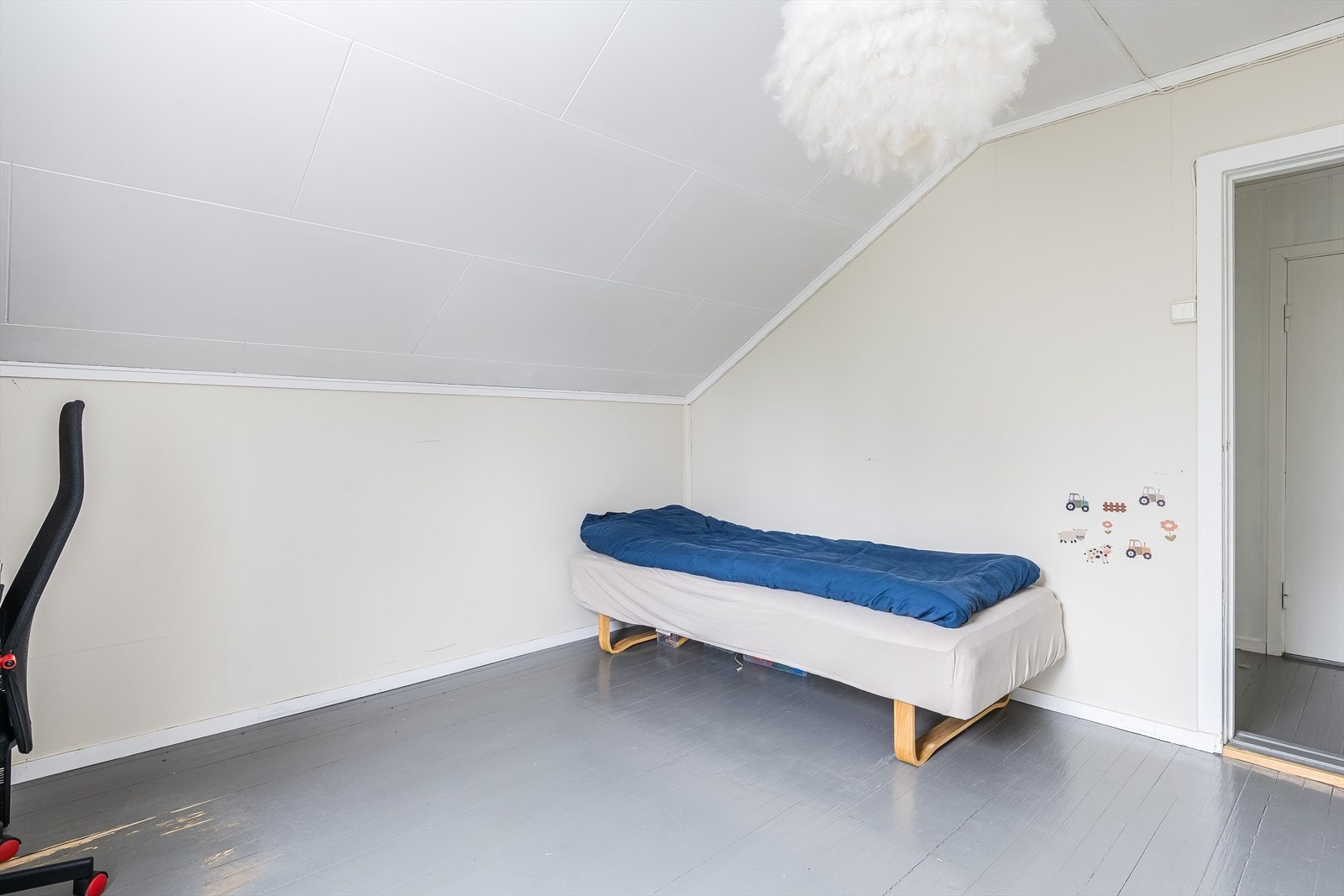 Soverommet er romslig med god plass til både dobbeltseng og kontorpult. Galleribilde