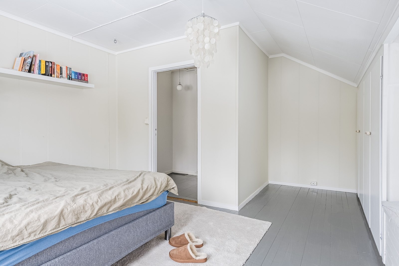 Soverom 1 har gråmalte originale tregulv, lysmalte overflater og vinduer mot to ulike himmelretninger. Plassbygde skap. Galleribilde