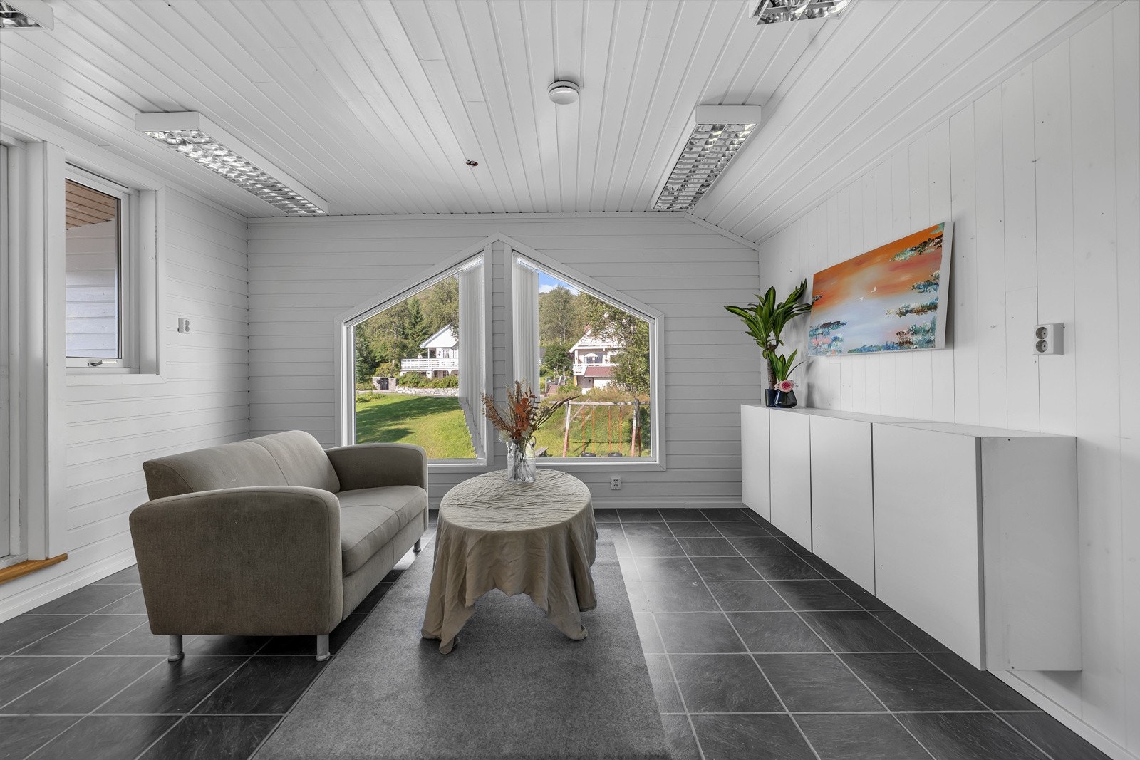 Over garasjen er det innredet et koselig kontor Galleribilde