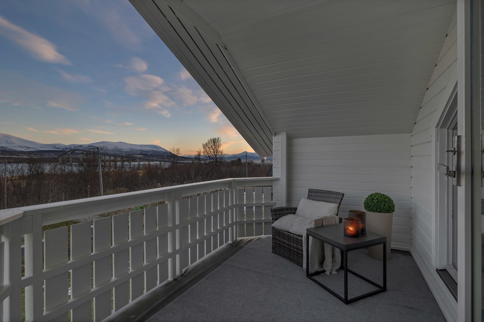 Ut fra stua kommer du til denne koselige og overbygde verandaen Galleribilde