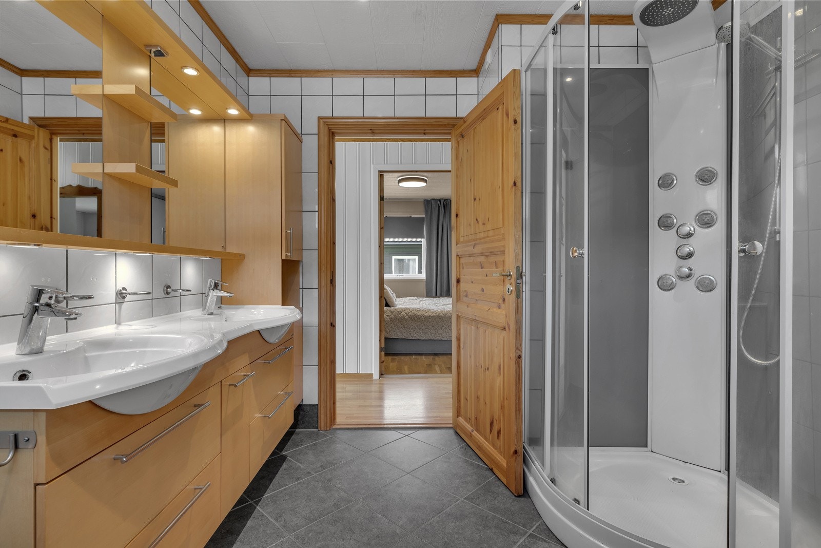 Badet i hoveddele er flislagt på gulv og vegger Galleribilde