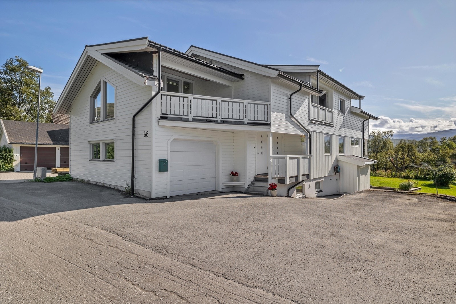 Parkering gjøres i garasje og på oppstillingsplasser Galleribilde