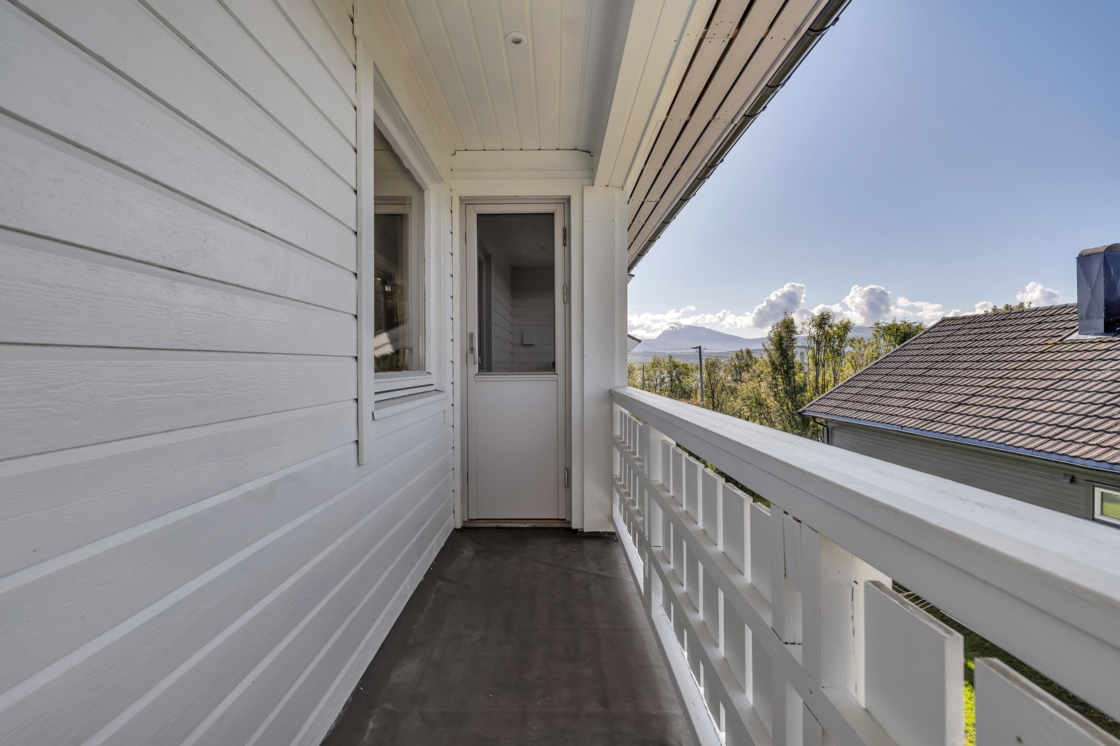 I 2. etasje er det både veranda mot sør og i retning sundet og Tromsøya Galleribilde