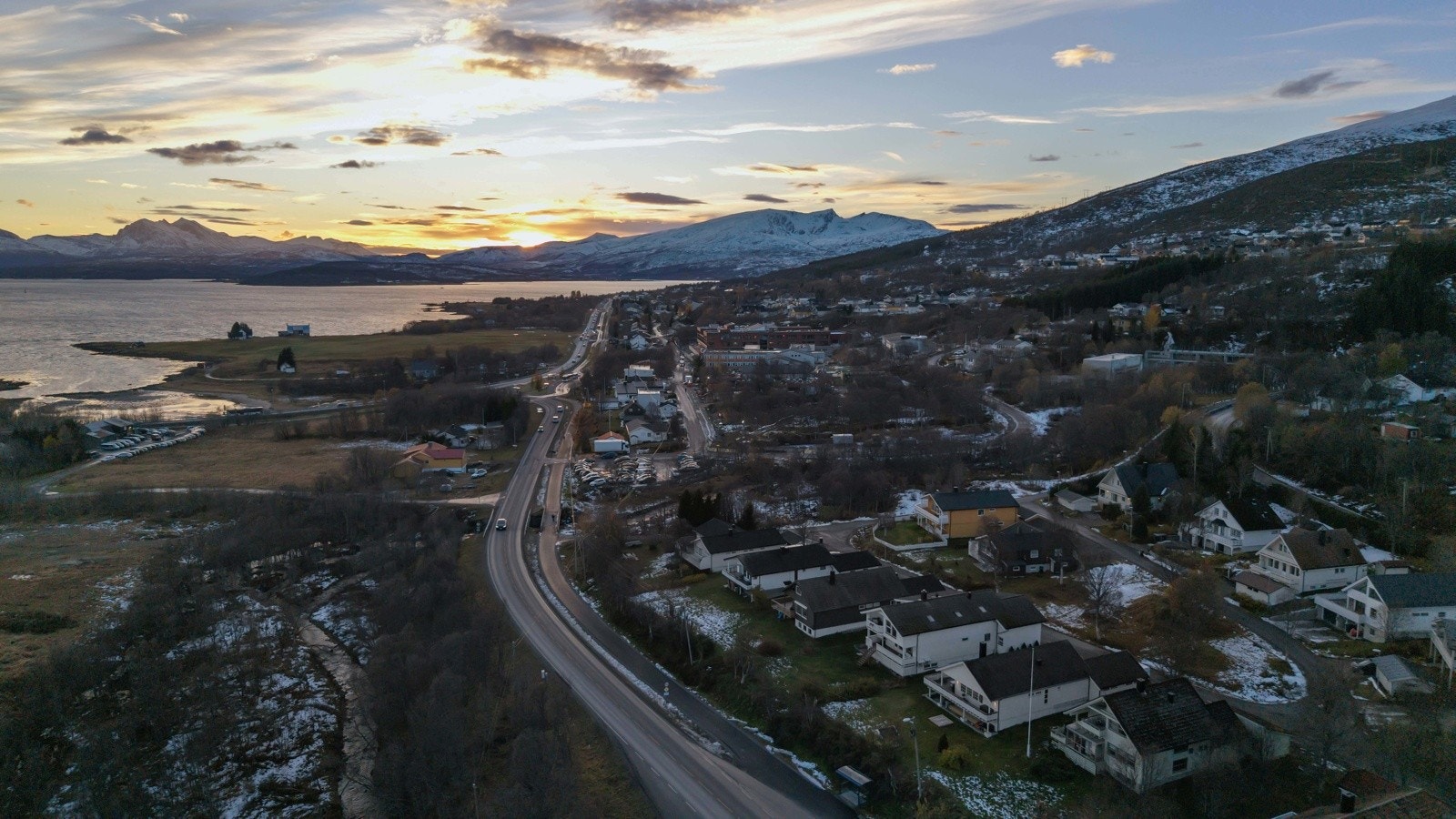 Eiendommen er plasser på Slettaelva på nordsiden av Sandessundbrua Galleribilde