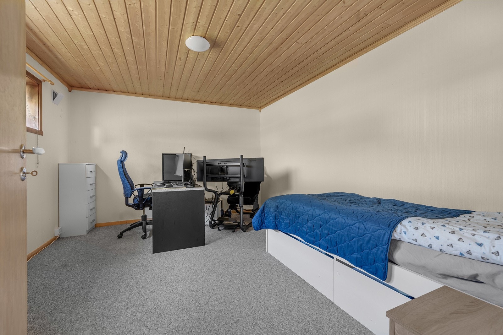 I hoveddelen u. etasje finner du flere store rom hvor det ene nyttes som soverom Galleribilde