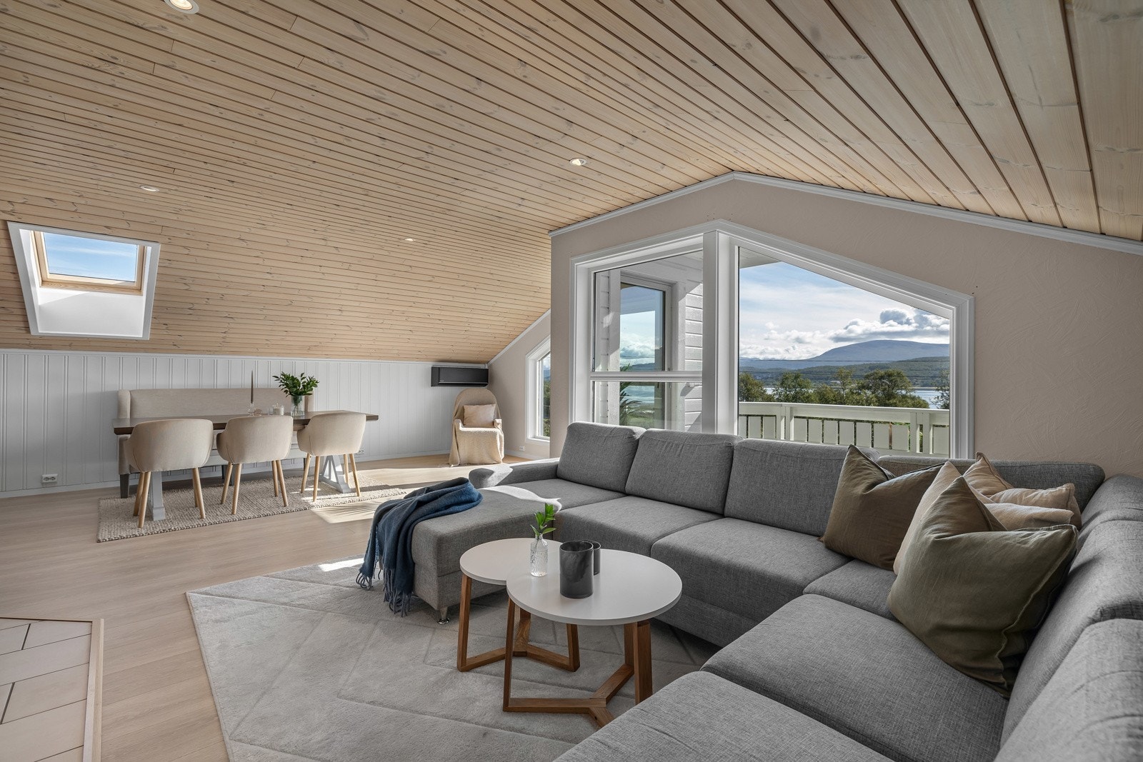 Du finner god plass både daglig- og spisestue Galleribilde