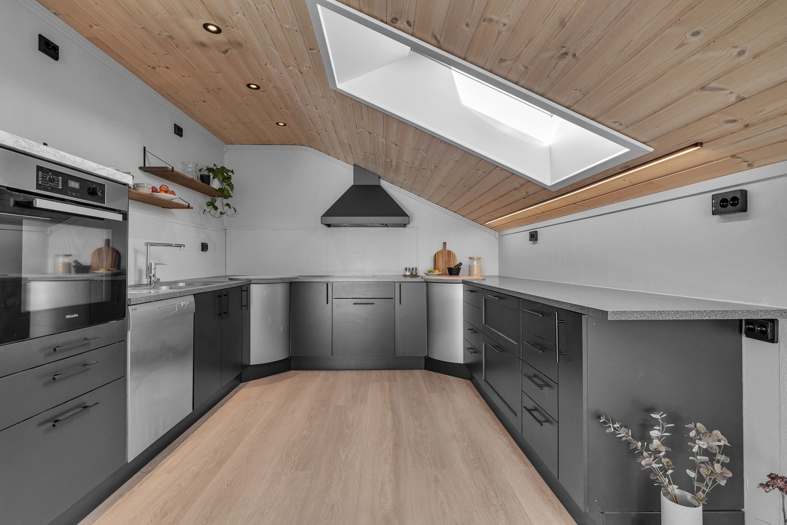 Pent kjøkken med god arbeidsplass Galleribilde