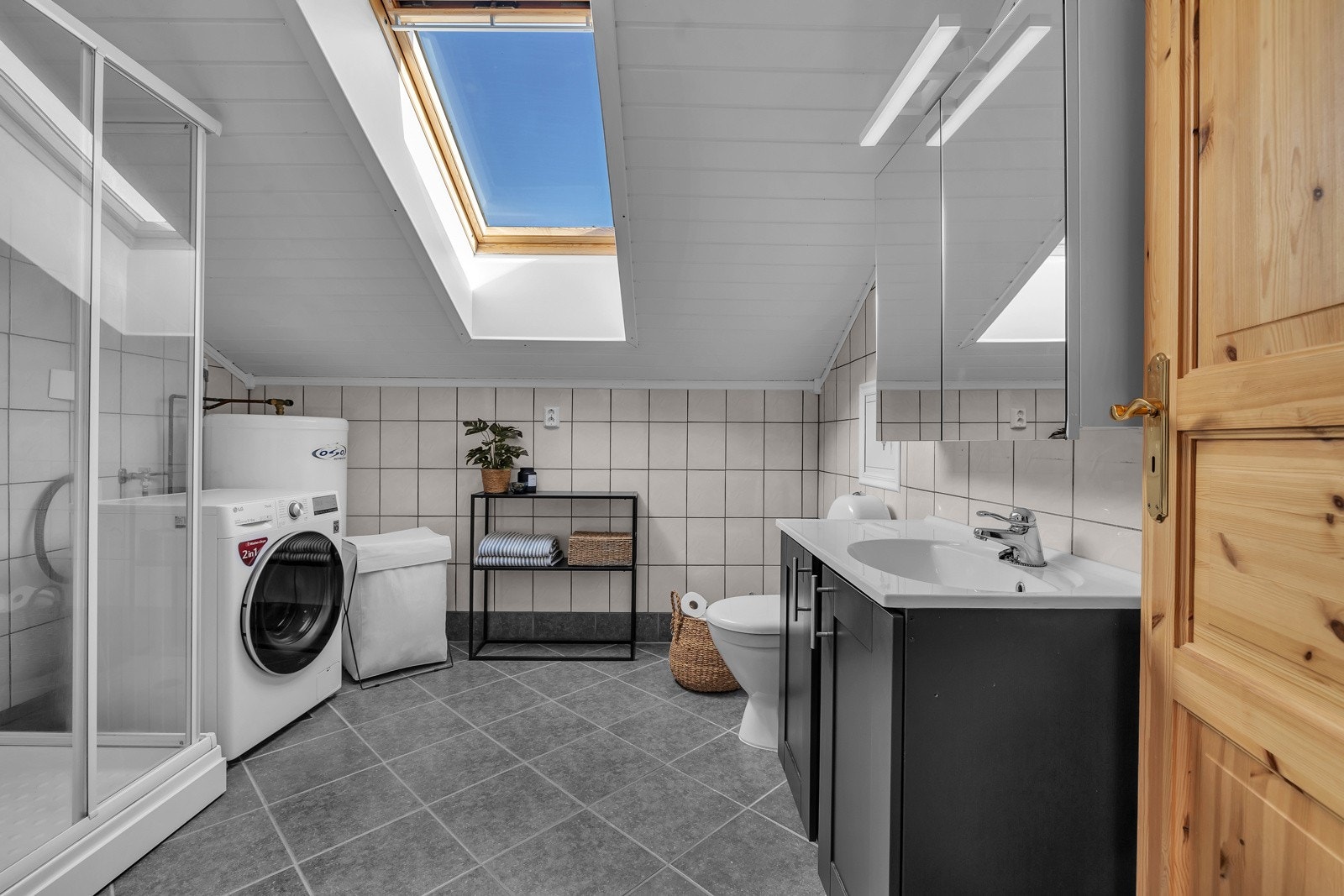 Badet i 2. etasje er flislagt på gulv og vegger Galleribilde