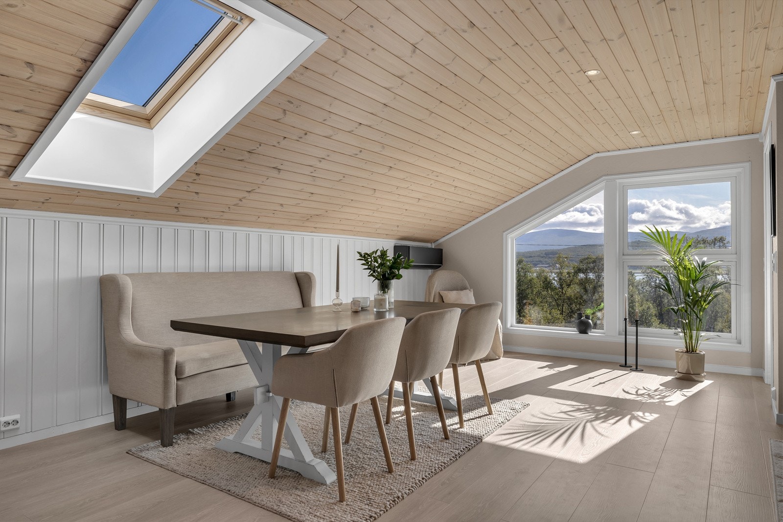 Innbydende stue med vindusflater mot sundet og Tromsøya Galleribilde