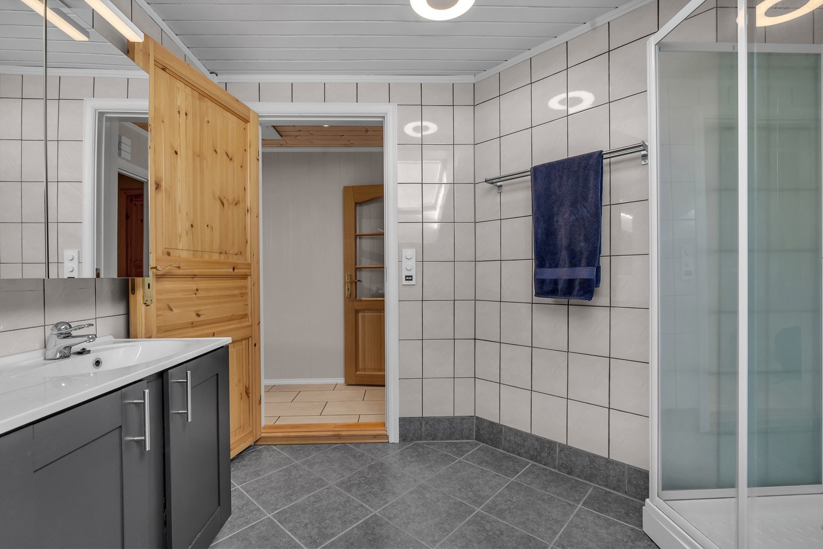 Innredning med heldekkende servant, opplegg for vaskemaskin, dusjkabinett og takvindu Galleribilde