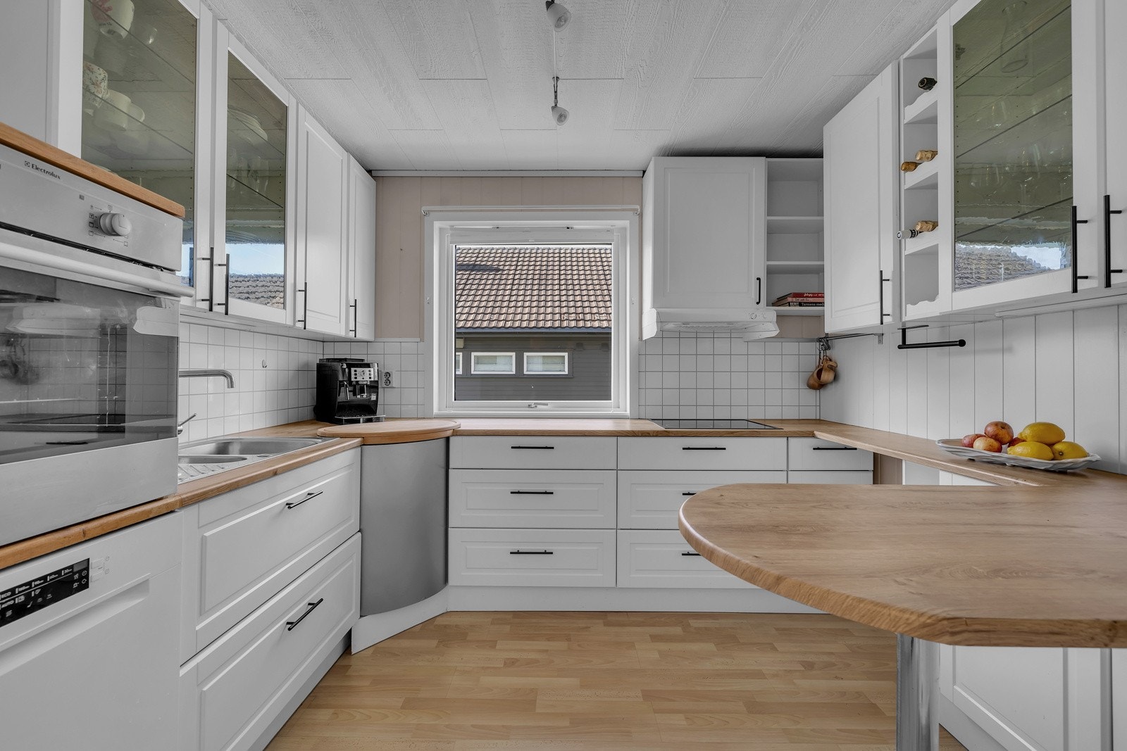 Rikelig med skap- og benkeplass Galleribilde