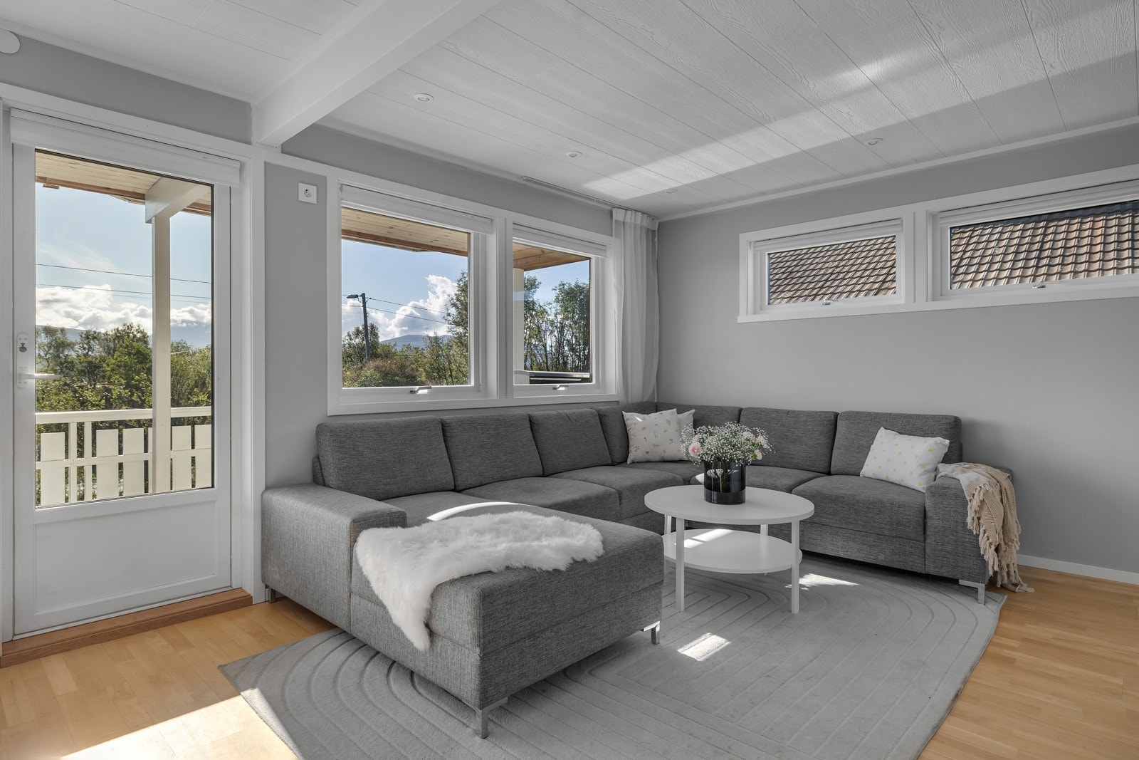 Stor og åpen stue med plass til flere sittegrupper Galleribilde