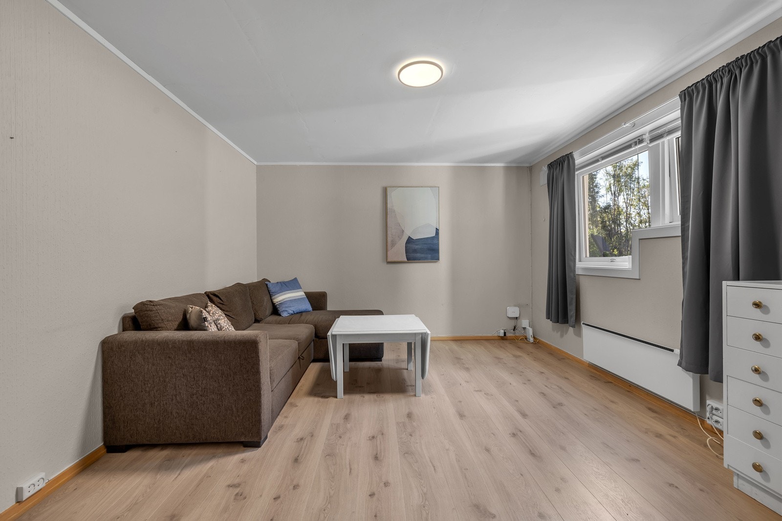 Deler av u. etasjen er innredet som en hybelleilighet med egen inngang. Det gjrøes oppmerksom på at rommene i u. etasjen ikke er omsøkt til formålet (bolig) Galleribilde