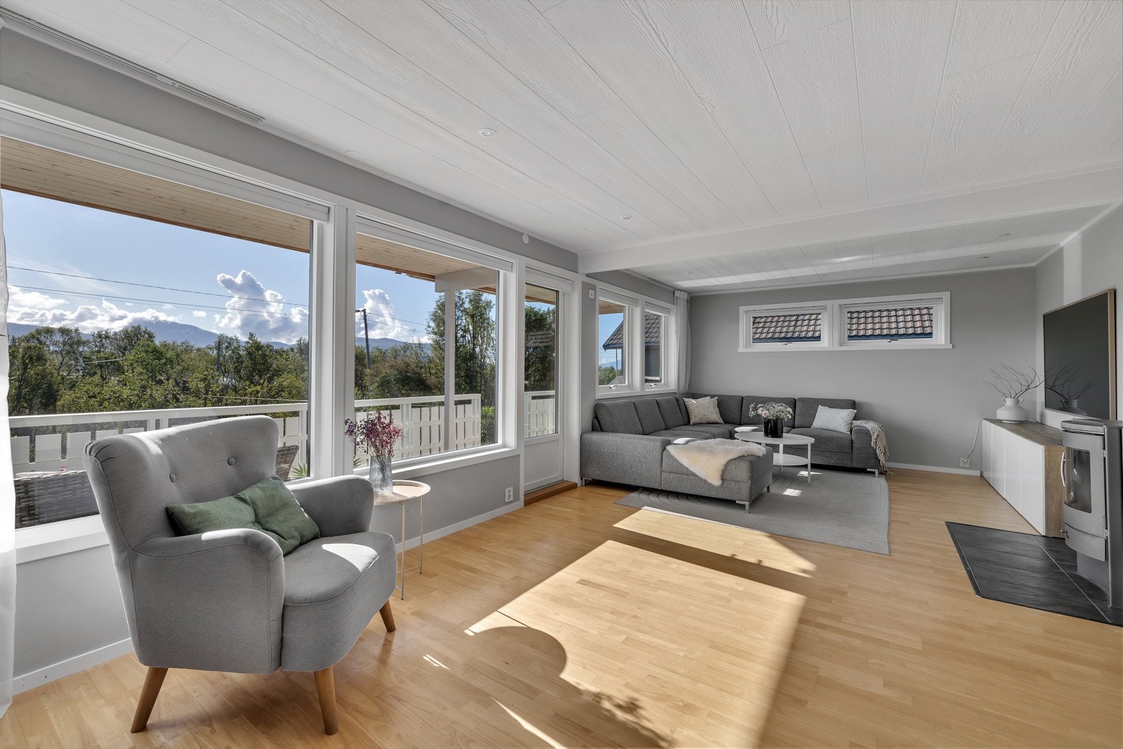 1. etasje byr bl.a. på en romslig stue med vinduer ut mot hagen og sundet Galleribilde