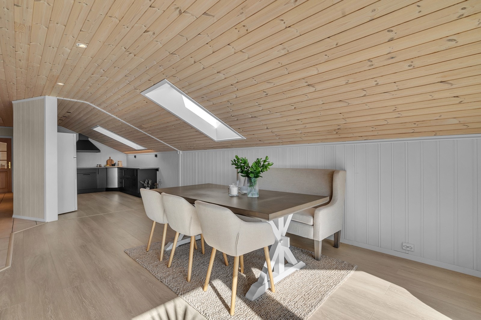 Stue og kjøkken er i delvis åpen løsning Galleribilde