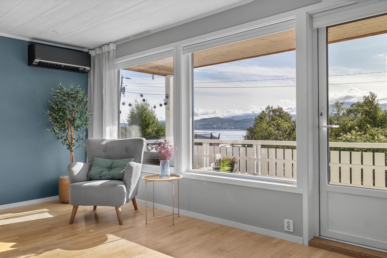 Store vindusflater som gir fint utsyn over tomta samt et flott lysinnslipp Galleribilde