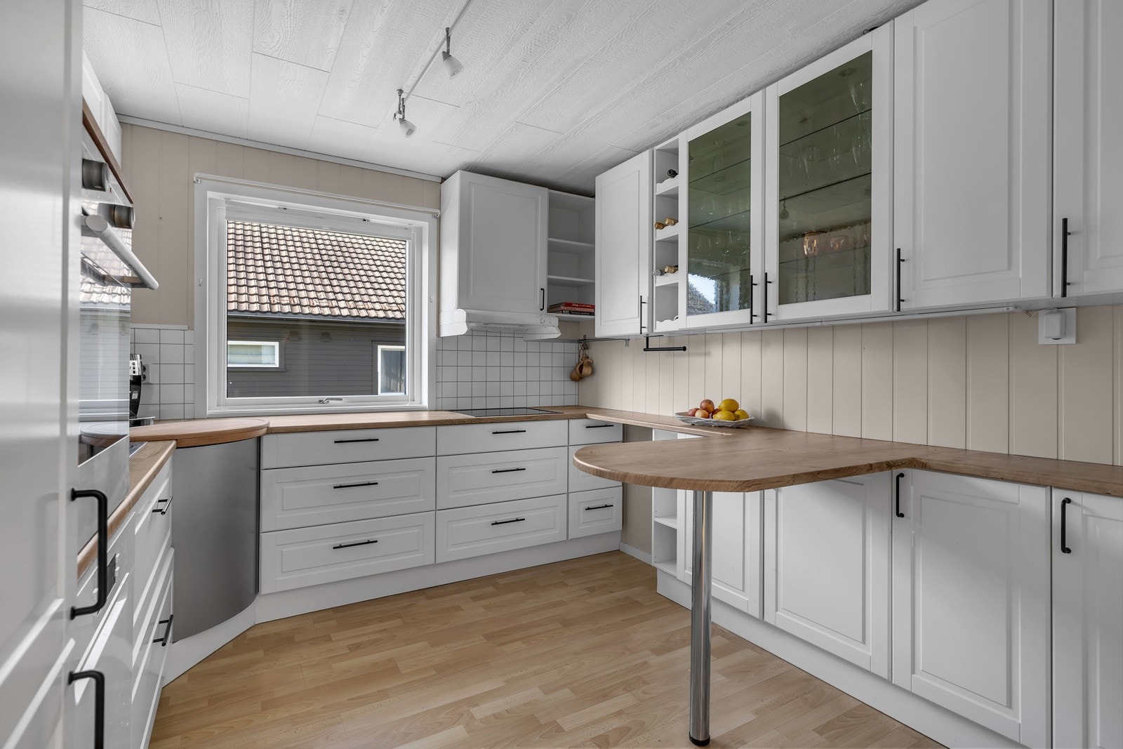 Kjøkkenet er både innholdsrikt og praktisk Galleribilde