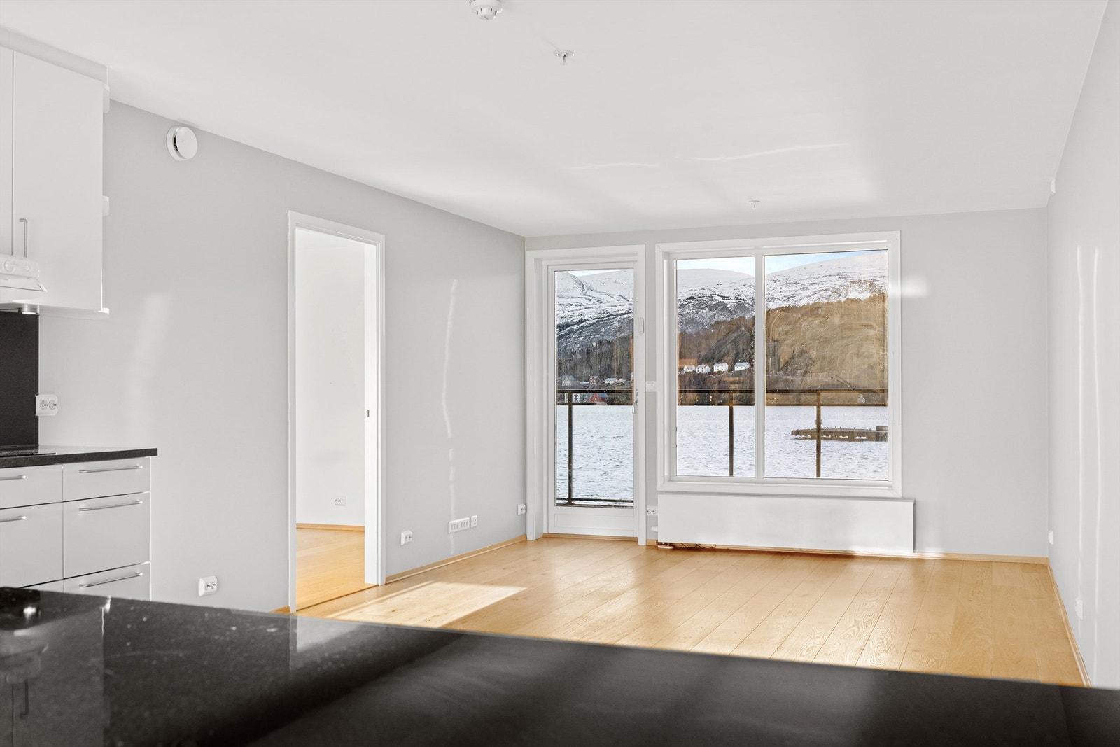Fra kjøkkenøy mot stue og soverom Galleribilde