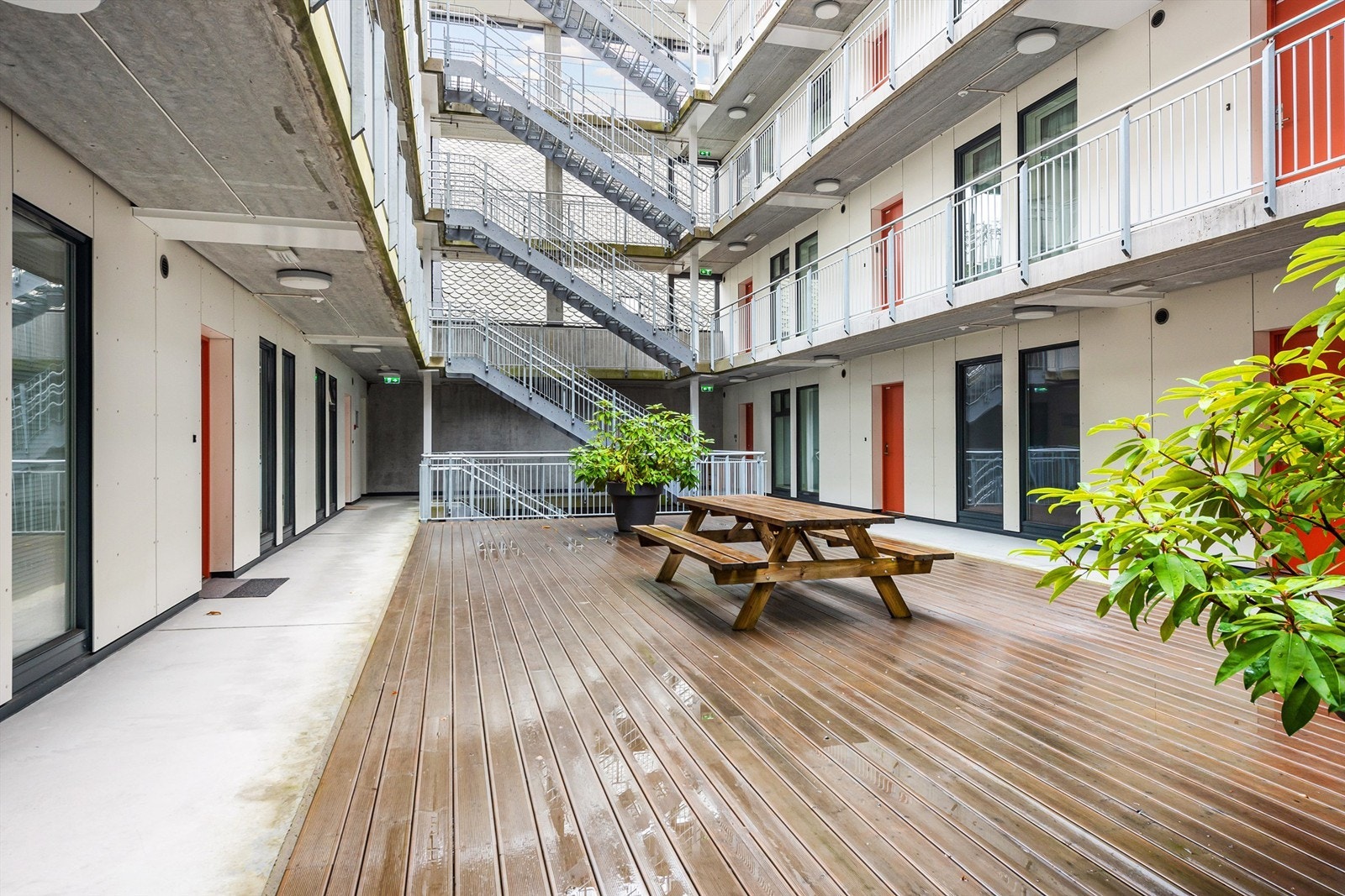 Atrium med fellesareal og sitteplasser Galleribilde