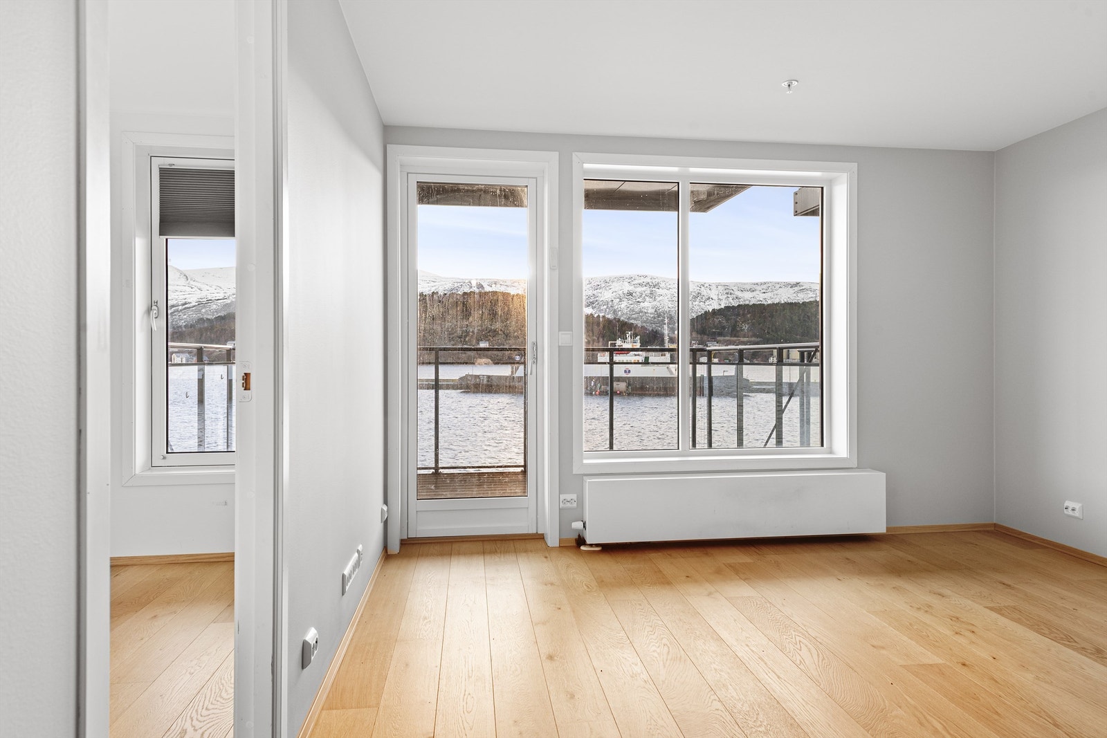 Stue med utgang til sydvendt balkong Galleribilde