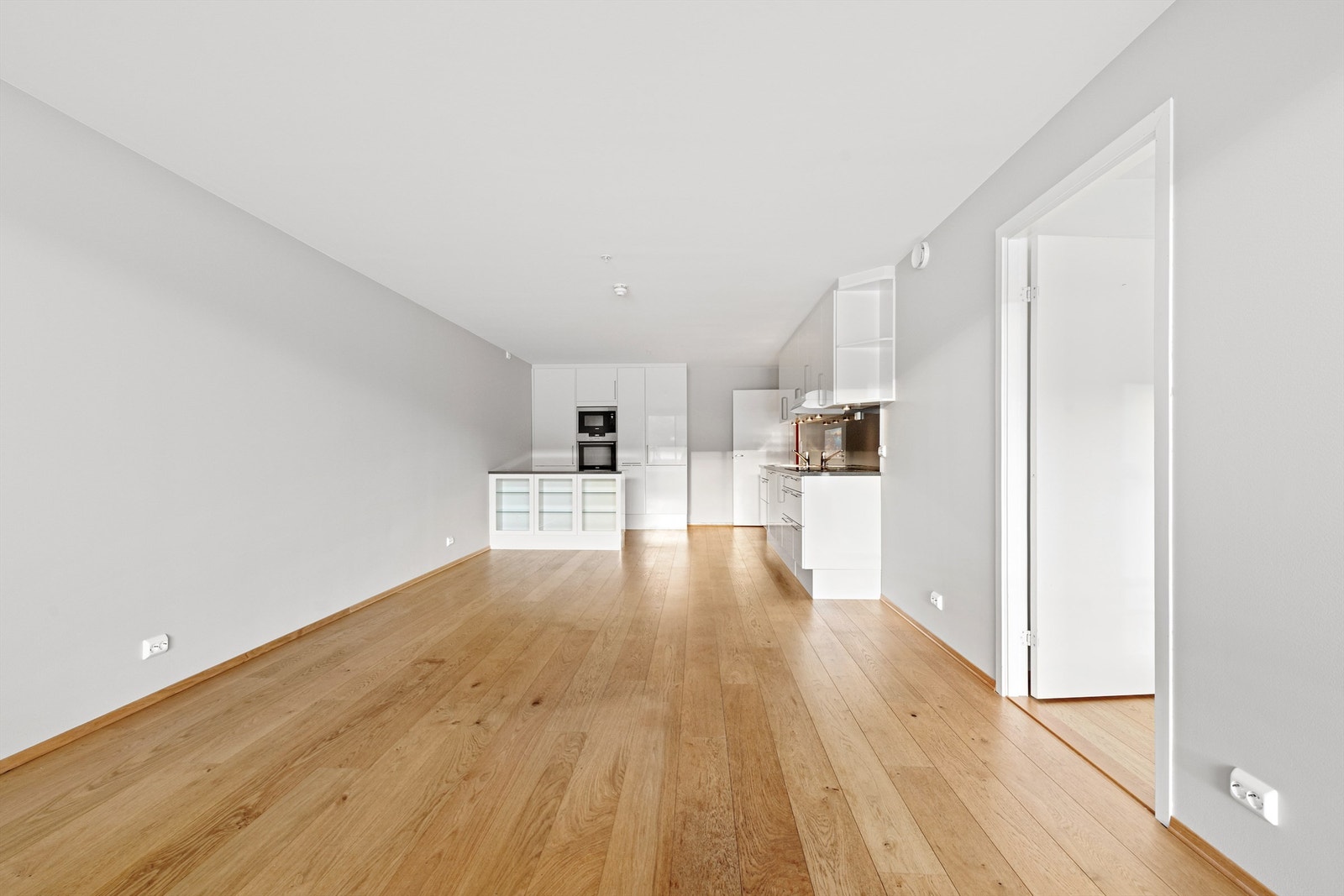 Det er god plass til både sofagruppe og spisestue Galleribilde