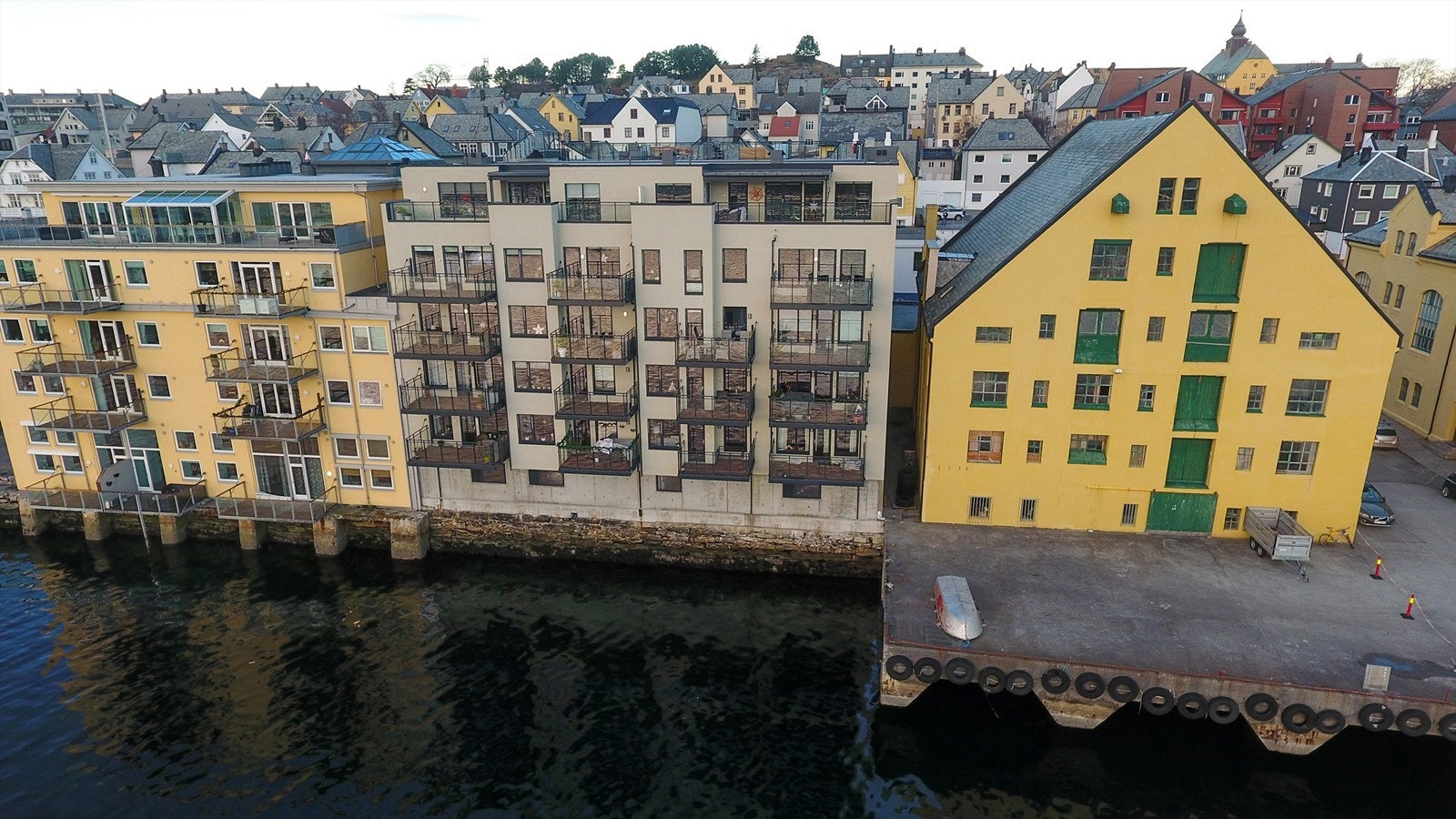 Velkommen til Nedre Strandgate 43A presentert av Krogsveen v/Eiendomsmegler/Partner Marit Stuen Aursnes Galleribilde