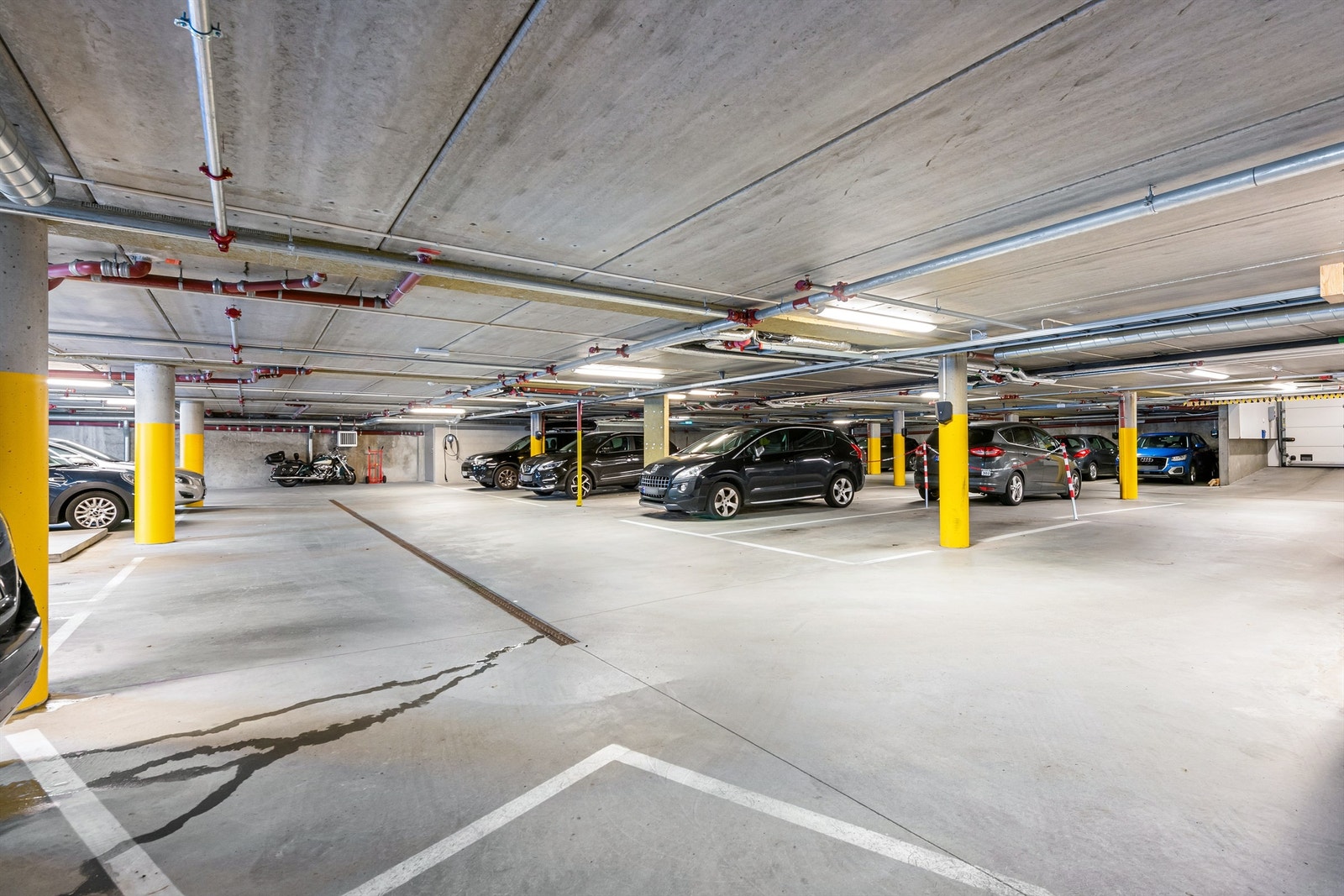 Leiligheten disponerer 1 garasjeplass i lukket garasjekjeller med portåpner. El.bil lader montert Galleribilde