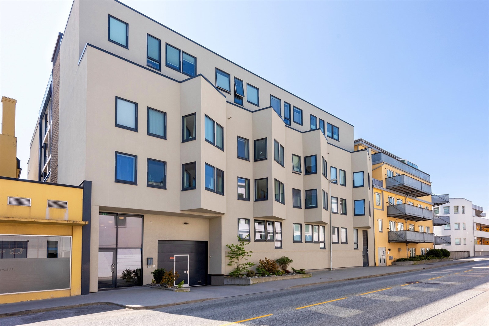 Fasade mot Nedre Strandgate. Leiligheten vender mot sjøen Galleribilde