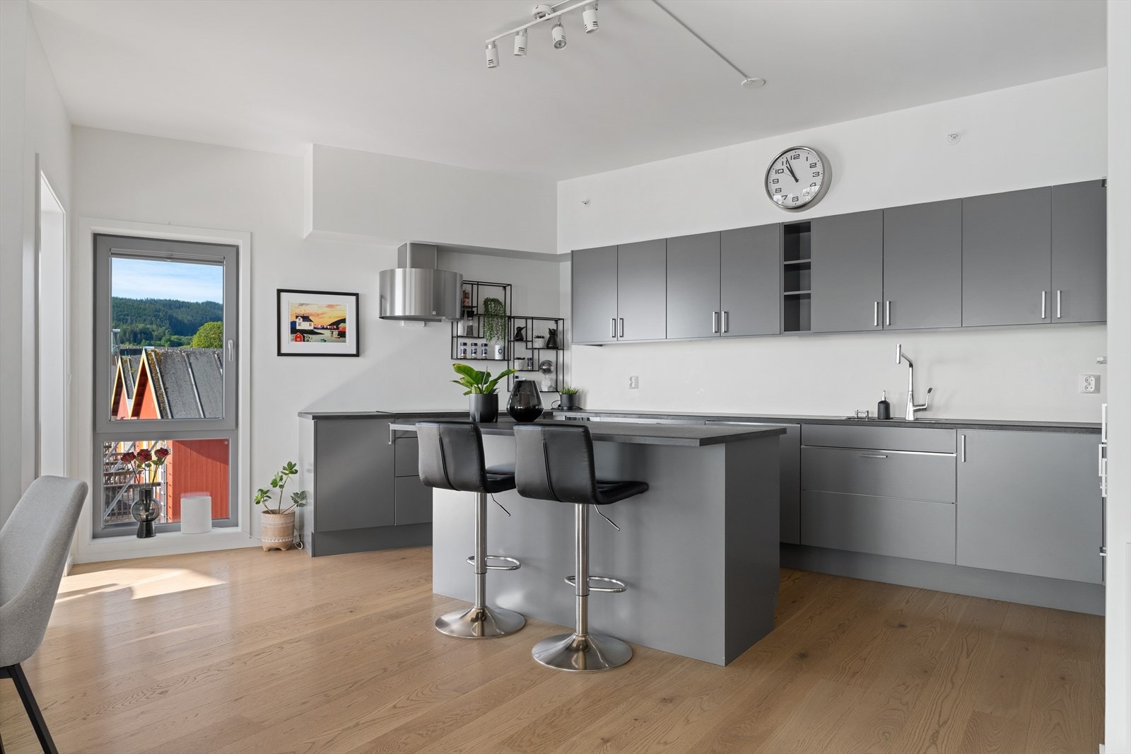 Innredningen har integrert stekeovn, mikrobølgeovn, kjøl-/fryseskap, oppvaskmaskin og vinskap. Galleribilde