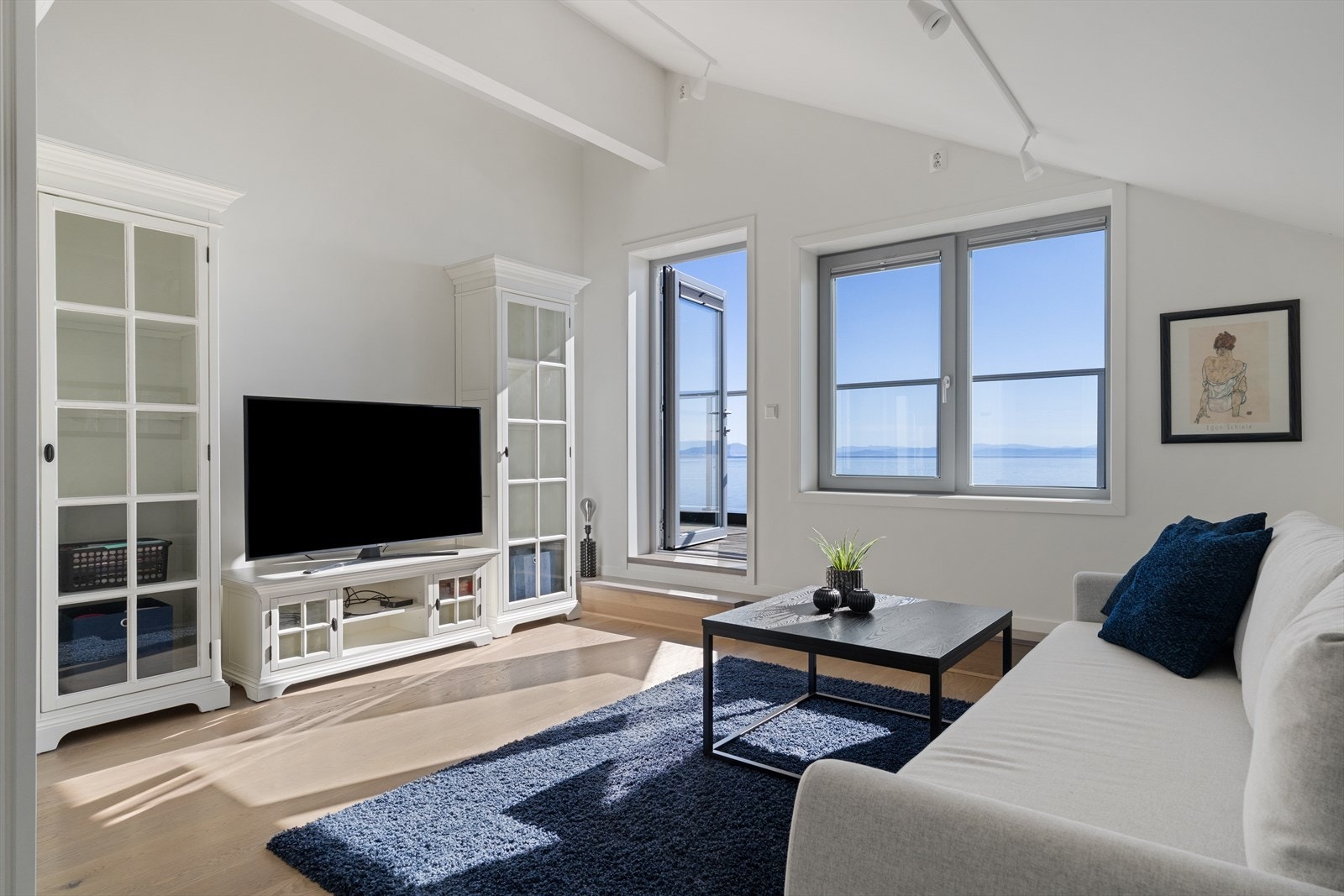 Romslig tv-stue med god takhøyde. Galleribilde