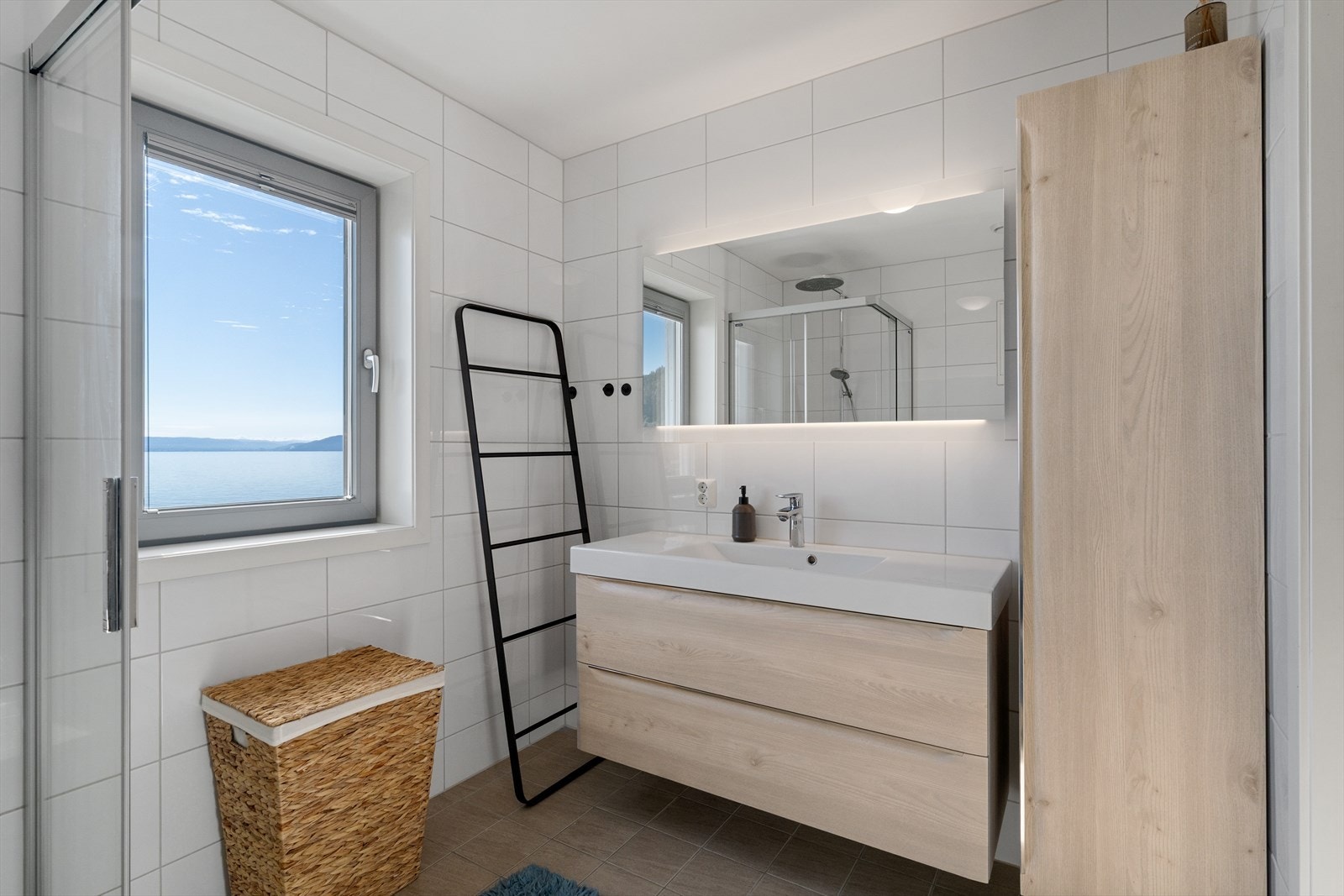 Her er det vegghengt toalett, baderomsinnredning og dusjnisje. Galleribilde