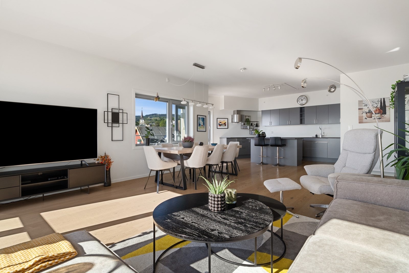 Boligen varmes opp via vannbåren gulvvarme samt varmepumpe. Galleribilde