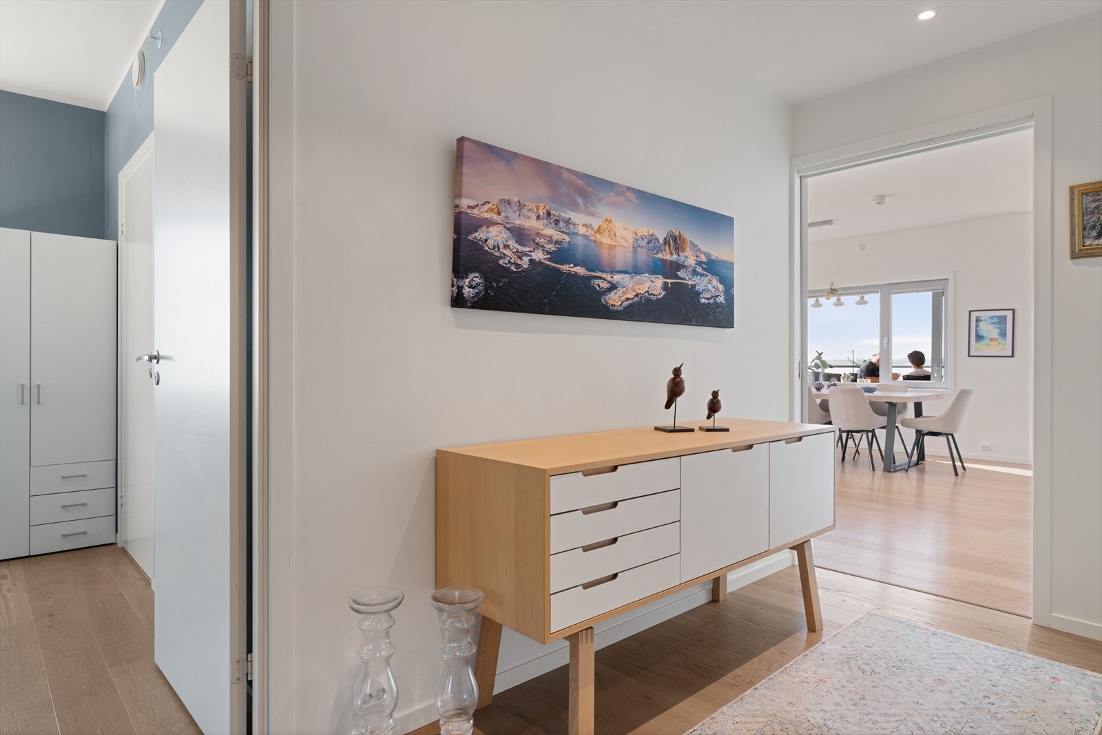 Gang fra stue til vaskerom og soverom med tilhørende bad og walk-in closet. Galleribilde