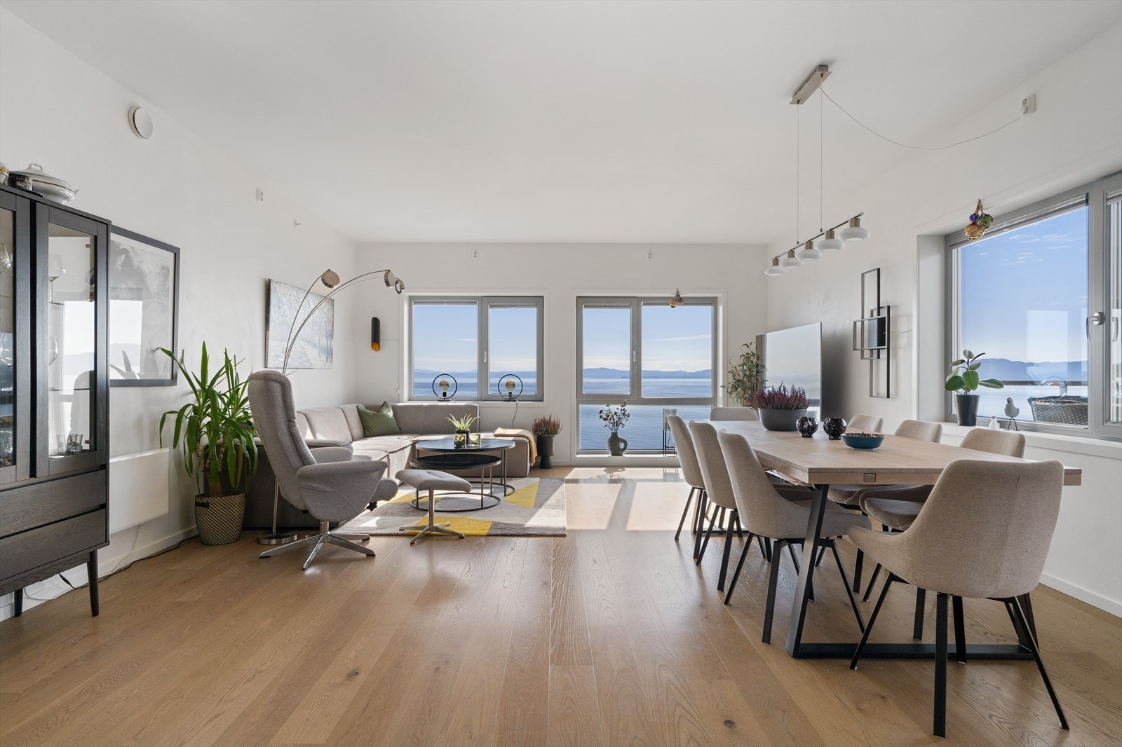 Leilighetens stue- og kjøkkenløsning er på hele 48 m². Galleribilde