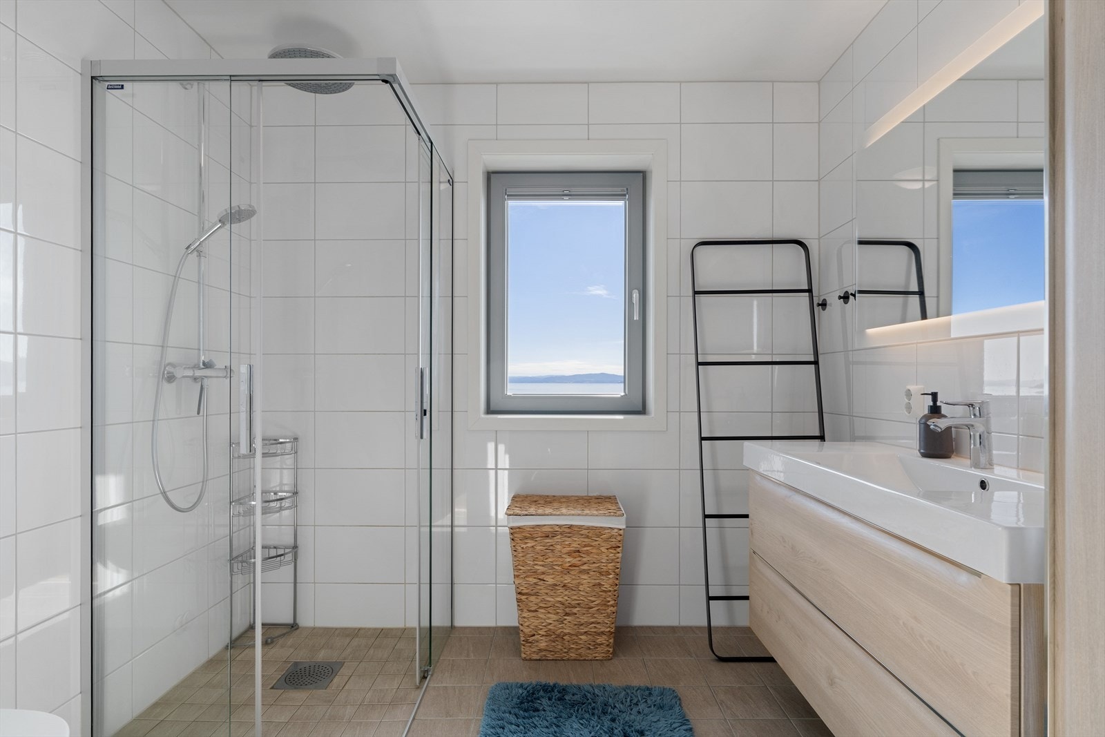 Lyst og innbydende flislagt bad på 5m². Galleribilde