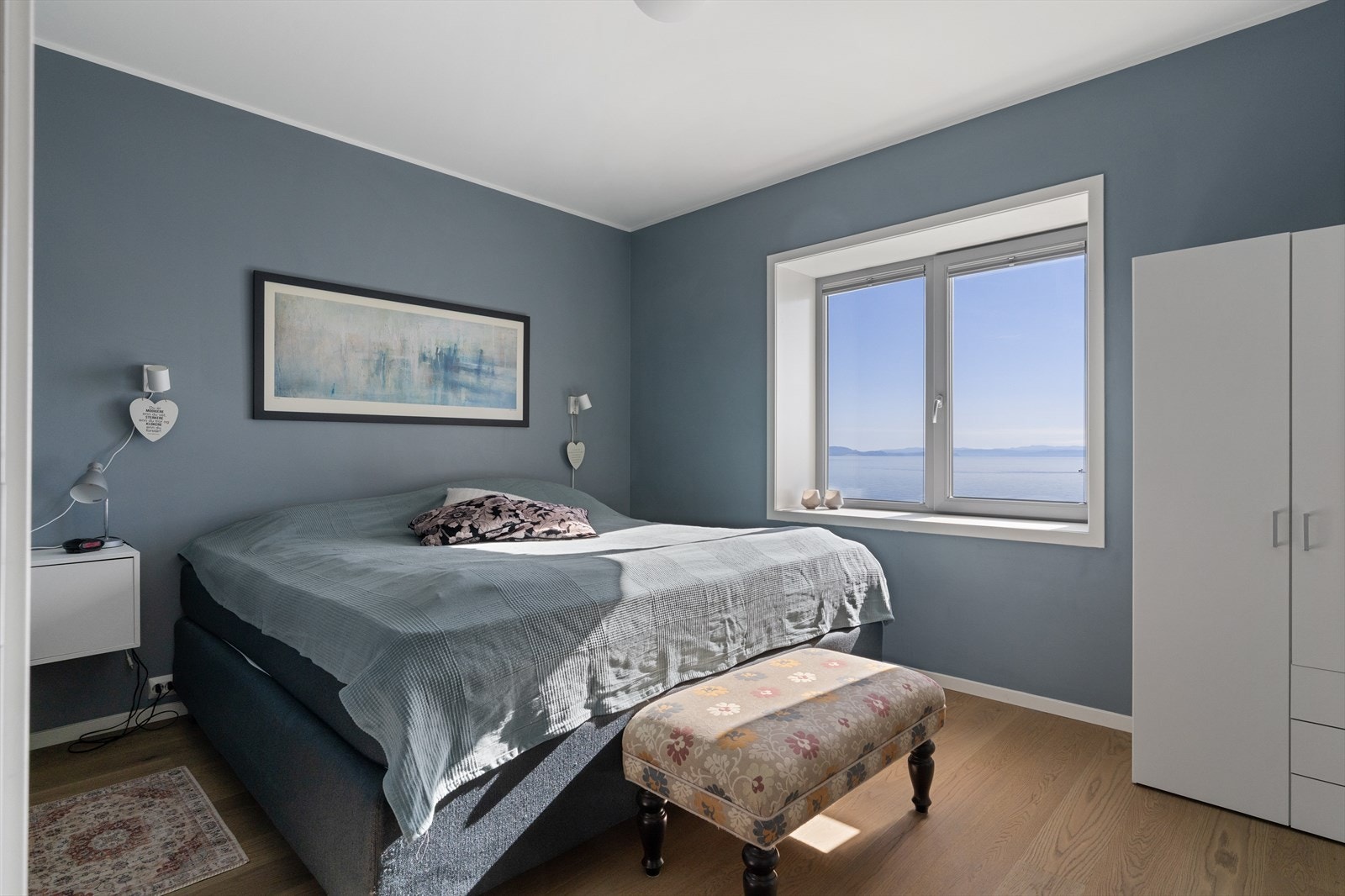 Hovedsoverom på 12 m² med god plass til ønsket innredning. Galleribilde