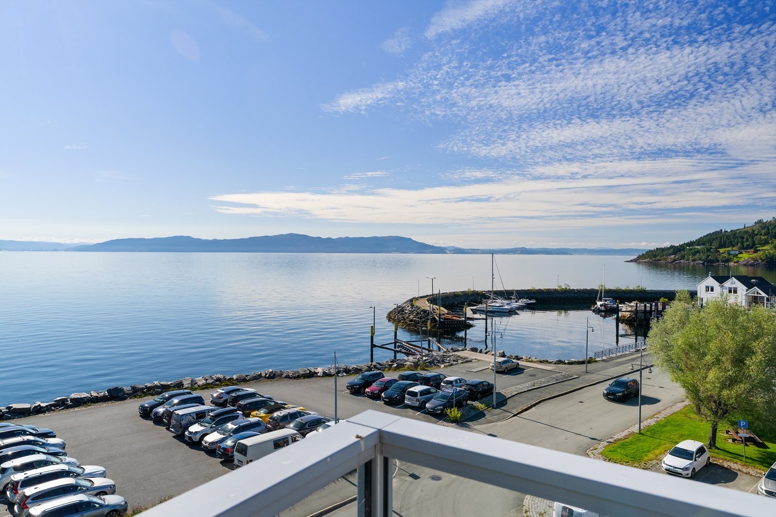 Parkering ved havna, eller mulighet for leie av parkeringsplass i nabobygget for kr 3 000 per år. Galleribilde