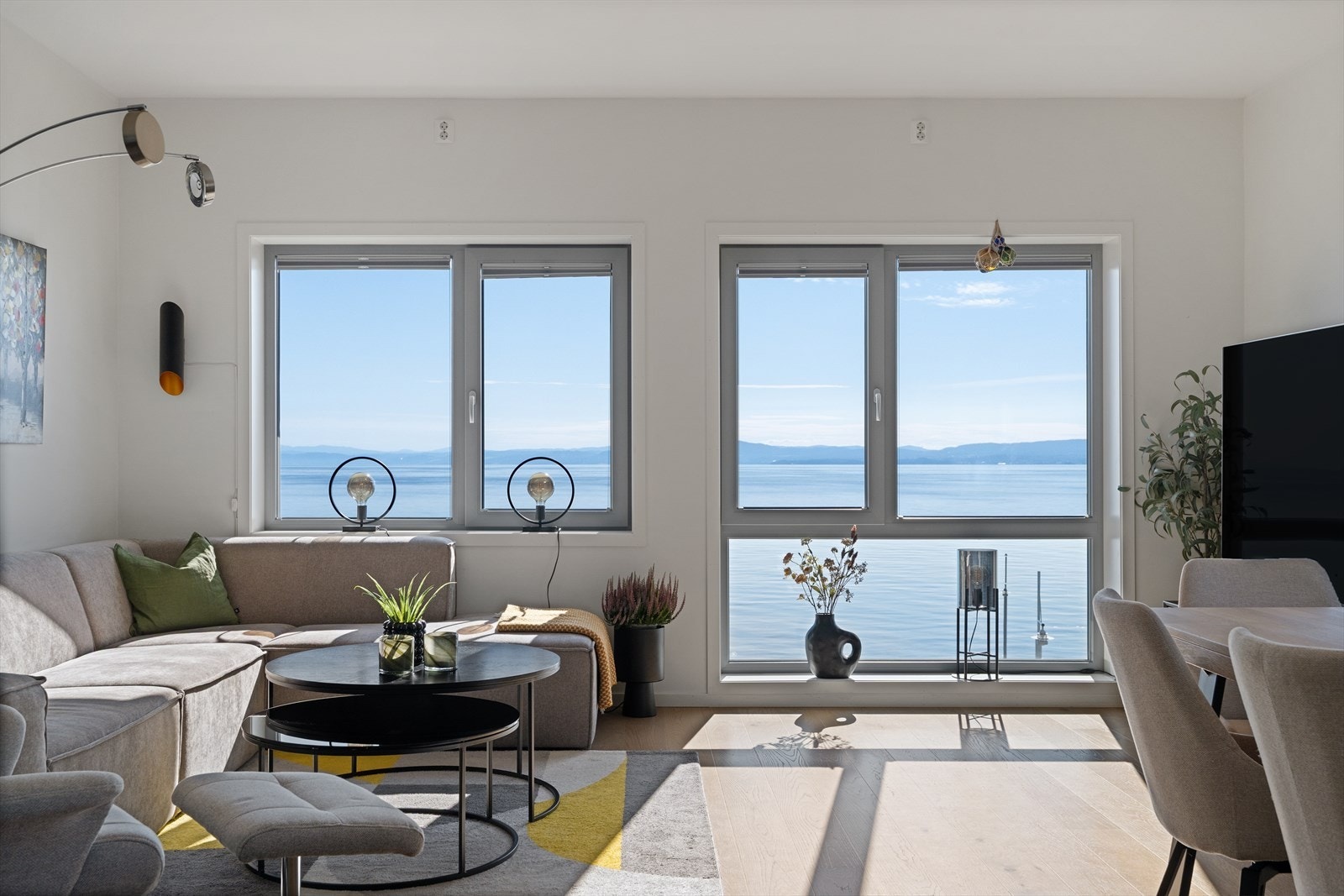 Stuen nyter godt av store vindusflater og generøs takhøyde, noe som sørger for en luftig romfølelse. Galleribilde